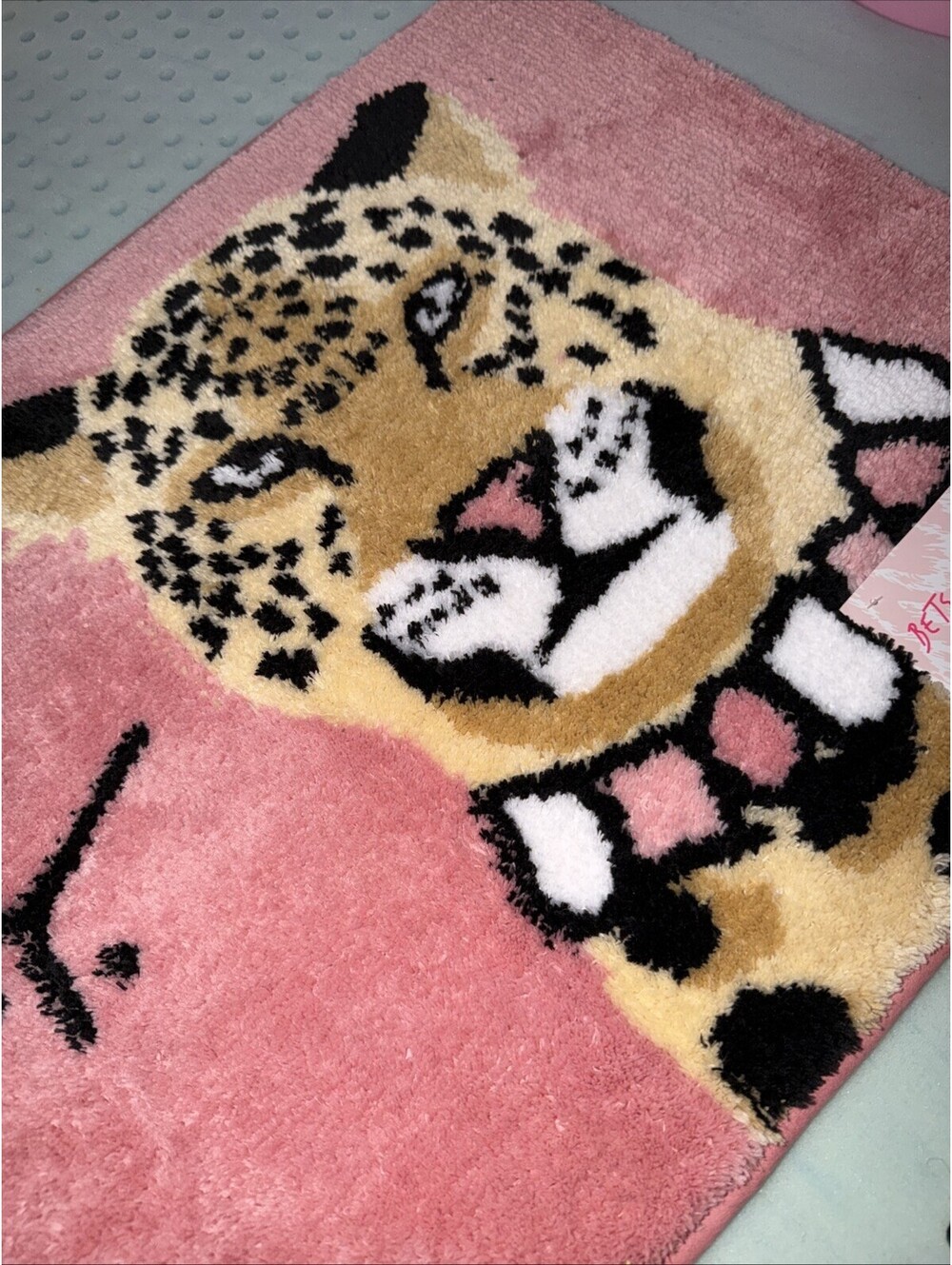 Betsey Johnson ❤️So soft cheetah Animal Bath Rug Black/ Pink 20x30”New - Picture 2 of 5